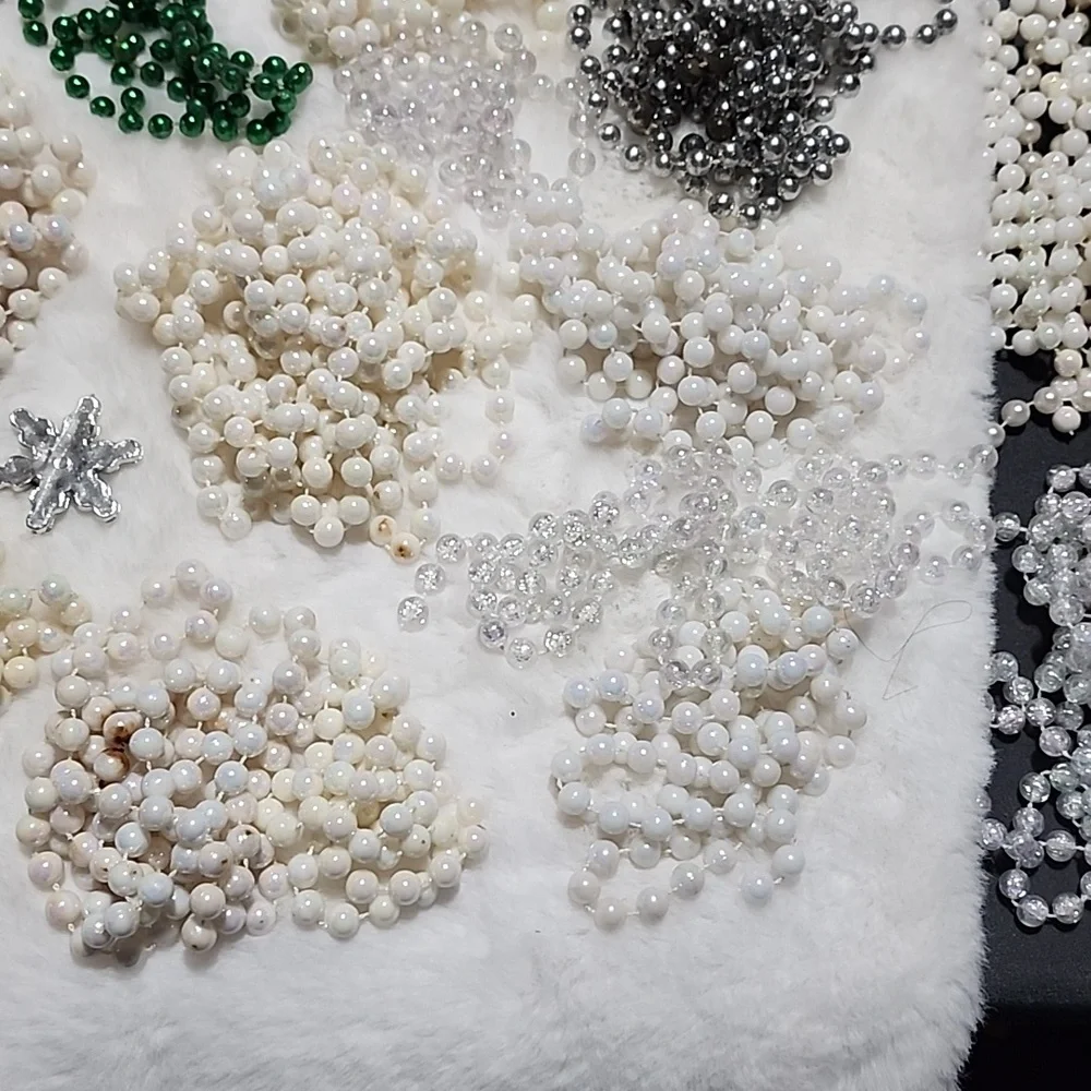 LARGE ASSORTMENT OF SPARKLY ✨️ BEADS BUNDLE.